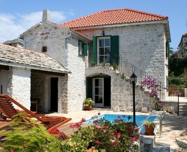 Blick auf den Außenbereich mit wunderschönen Steinfassade - Luxusvilla Dalmatien im Charme des 19. Jahrhunderts