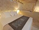 Gemütliches Schlafzimmer mit Badewanne und Steinboden in der Residenz India, 115m2 - Lesic-Dimitri Palast, Insel Korcula