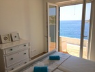 Gemütliches Schlafzimmer mit Doppelbett und Ausgang zur sonnigen Terrasse - Ferienwohnung Tranquillo mit Strandlage, Kroatien