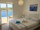 Schlafzimmer mit gemütlichem Doppelbett und Ausgang zur Terrasse - Ferienwohnung Tranquillo mit Strandlage, Korcula